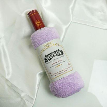 Obraz Ręcznik w opakowaniu upominkowym w kształcie butelki wina