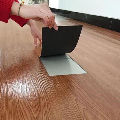Obrazek z Samoprzylepna podłoga z PVC  -  ciemny dąb