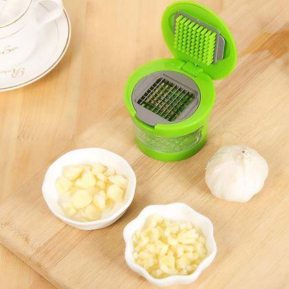 Obrazek z Ręczna krajalnica do czosnku + 2 nasadki