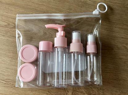 Obraz Zestaw podróżnych buteleczek na kosmetyki w kosmetyczce do samolotu 50 ml