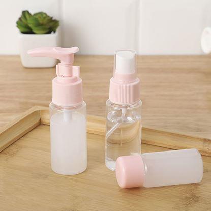 Obraz Zestaw podróżnych buteleczek na kosmetyki w kosmetyczce do samolotu 50 ml