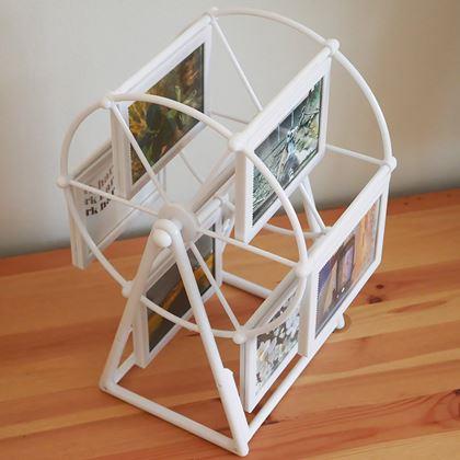 Obrazek z Obrotowy stojak na zdjęcia – karuzela