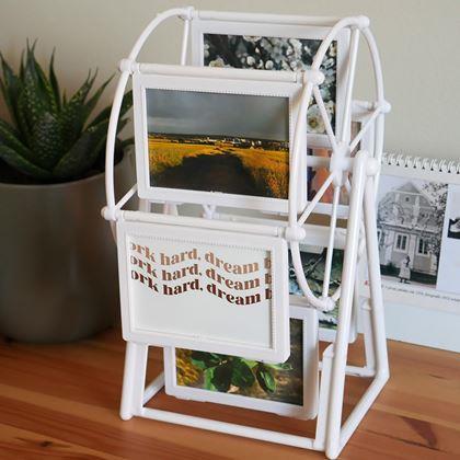 Obrazek z Obrotowy stojak na zdjęcia – karuzela