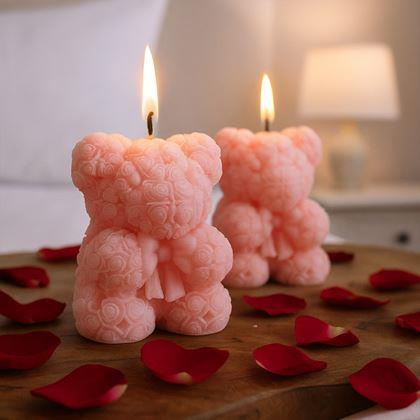 Obrazek z Świeca podarunkowa miś z róż - różowy