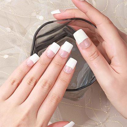 Obraz Eleganckie naklejki na paznokcie - francuski manicure