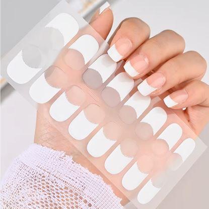 Obraz Eleganckie naklejki na paznokcie - francuski manicure