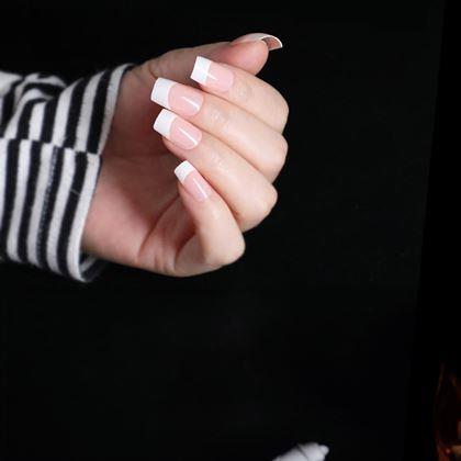 Obrazek z Eleganckie naklejki na paznokcie - francuski manicure - biała