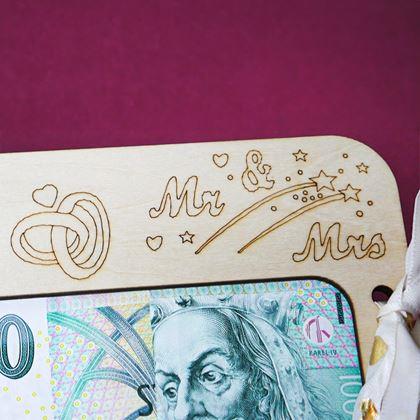 Obrazek z Prezent ślubny - drewniane etui na pieniądze