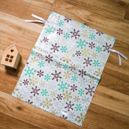 Obrazek z Worek do pakowania prezentów świątecznych ze sznurkiem - 51x39 cm - płatki śniegu