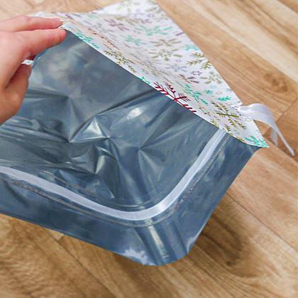 Obrazek z Worek do pakowania prezentów świątecznych ze sznurkiem - 51x39 cm - płatki śniegu