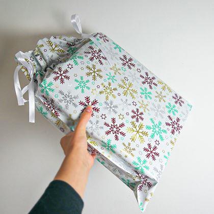 Obrazek z Worek do pakowania prezentów świątecznych ze sznurkiem - 51x39 cm - płatki śniegu