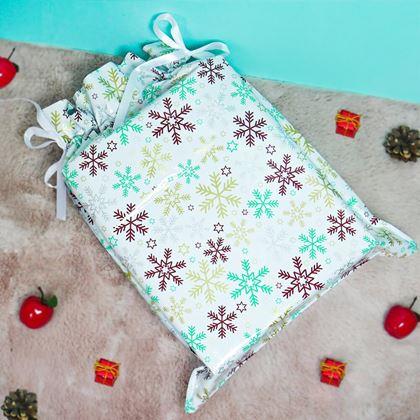 Obrazek z Worek do pakowania prezentów świątecznych ze sznurkiem - 51x39 cm - płatki śniegu