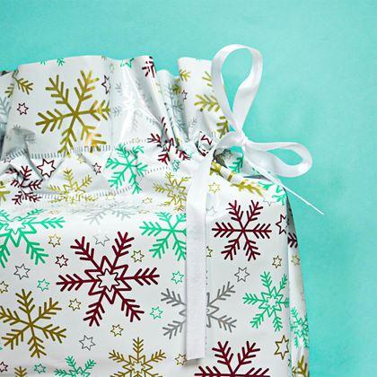 Obrazek z Worek do pakowania prezentów świątecznych ze sznurkiem - 51x39 cm - płatki śniegu