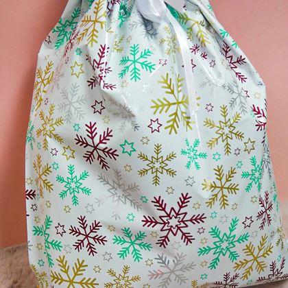 Obrazek z Worek do pakowania prezentów świątecznych ze sznurkiem - 51x39 cm - płatki śniegu