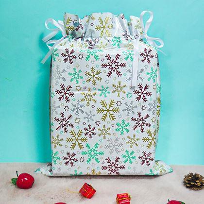 Obrazek z Worek do pakowania prezentów świątecznych ze sznurkiem - 51x39 cm - płatki śniegu