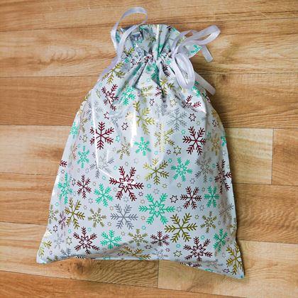 Obrazek z Worek do pakowania prezentów świątecznych ze sznurkiem - 51x39 cm - płatki śniegu