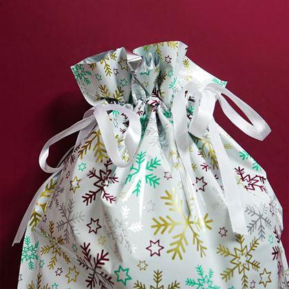 Obrazek z Worek do pakowania prezentów świątecznych ze sznurkiem - 51x39 cm - płatki śniegu