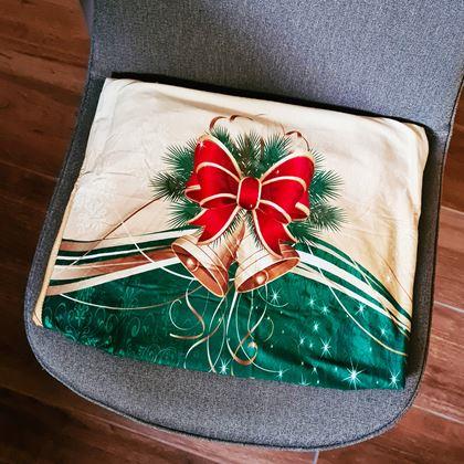 Obrazek z Pokrowiec na krzesło z motywem świątecznym  - zielono-złota świąteczna elegancja