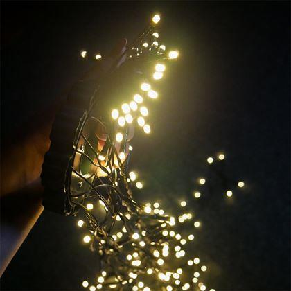 Obrazek z Świąteczne oświetlenie LED z pilotem – bez plątania kabli i z równomiernym rozmieszczeniem lampek