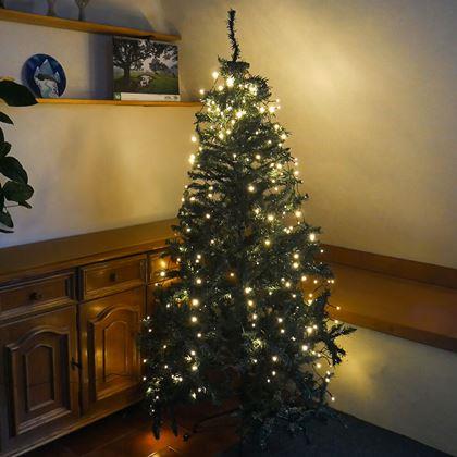 Obrazek z Świąteczne oświetlenie LED z pilotem – bez plątania kabli i z równomiernym rozmieszczeniem lampek