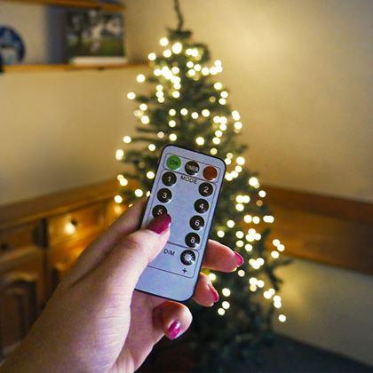 Obrazek z Świąteczne oświetlenie LED z pilotem – bez plątania kabli i z równomiernym rozmieszczeniem lampek