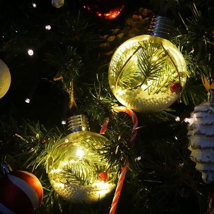 Obrazek z Świąteczna kula LED świecąca na choinkę -  igły sosnowe