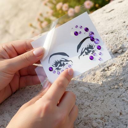 Obraz Naklejane kamyczki na twarz 