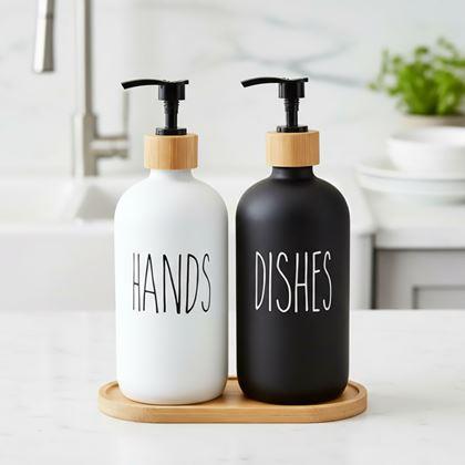 Obrazek z Zestaw dozowników z pompką na mydło i płyn do naczyń na tacy