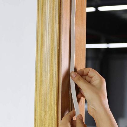 Obrazek z Samoprzylepna uszczelka do okien i drzwi 2,5 m - białe