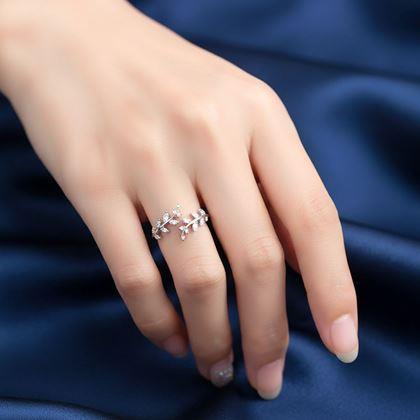 Obrazek z Elegancki pierścionek z regulacją rozmiaru