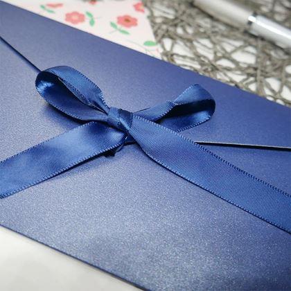 Obrazek z Koperta prezentowa z wstążką -  niebieska