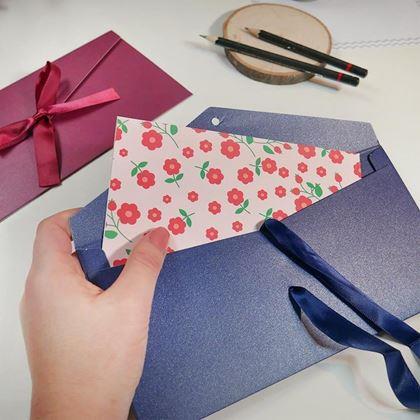 Obrazek z Koperta prezentowa z wstążką -  niebieska