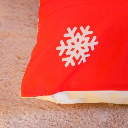 Obrazek z Świąteczny pokrowiec na poduszkę 40x40 cm  -  płatki śniegu