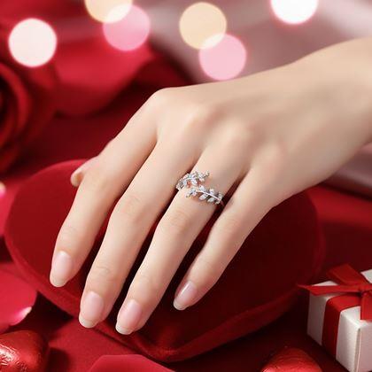 Obrazek z Elegancki pierścionek z regulacją rozmiaru