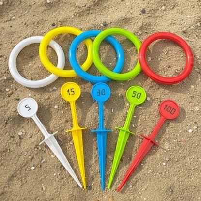 Obraz Gra w rzucanie obręczy na kołki do ziemi