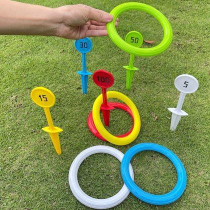 Obrazek z Gra w rzucanie obręczy na kołki do ziemi