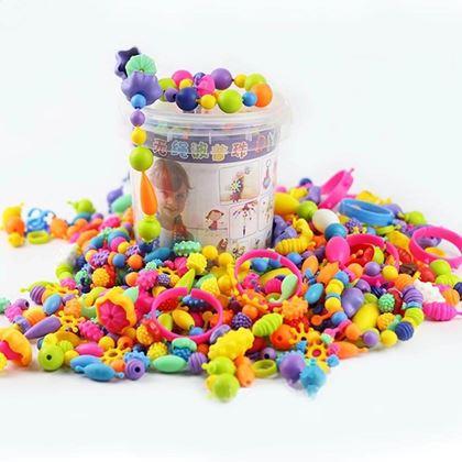 Obrazek z Kolorowe koraliki dla dzieci - wiadro 150 szt