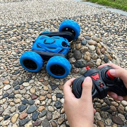 Obrazek z RC akrobatyczny samochodzik z funkcją ładowania 360° na zdalne sterowanie